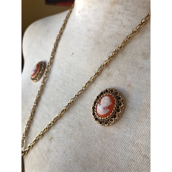 Vintage Statement Cameo Necklace & Earrings Set Gold Chain Resin 1970 - Picture 6 of 12